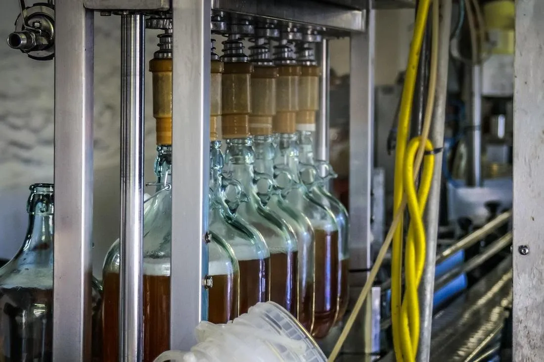Línea de llenado de botellas en una planta
