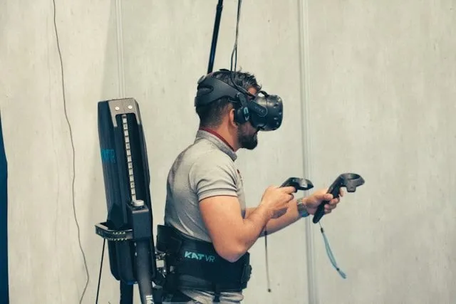 Operario con gafas de realidad virtual y mandos sobre la plataforma de Alsis Omni