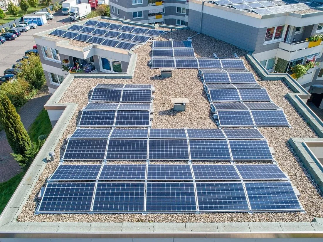 Cubierta industrial con placas solares vista desde un dron
