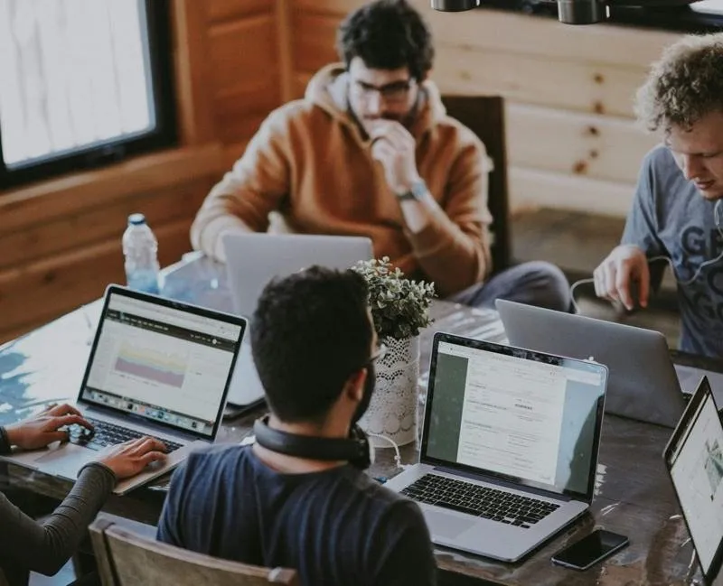 Parte del equipo de Alsis IoT trabajando con ordenadores en la oficina