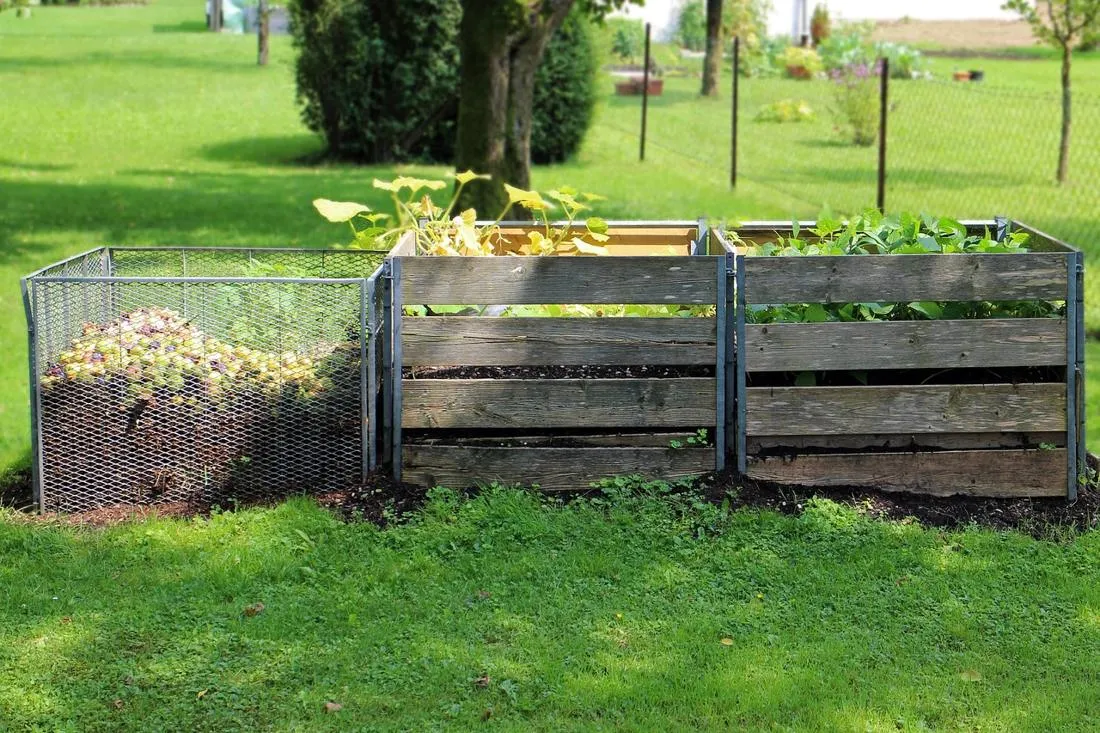 Compostadores de madera en un jardín