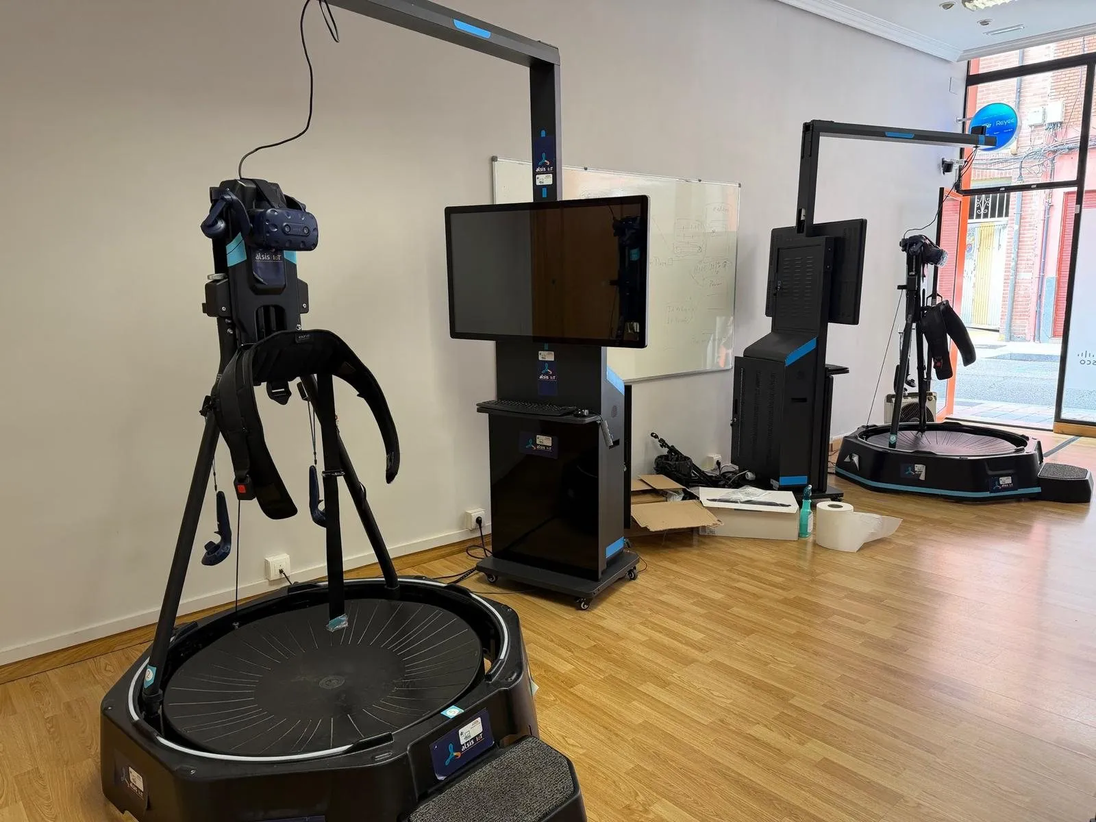 Dos plataformas de realidad virtual en la oficina de Alsis IoT